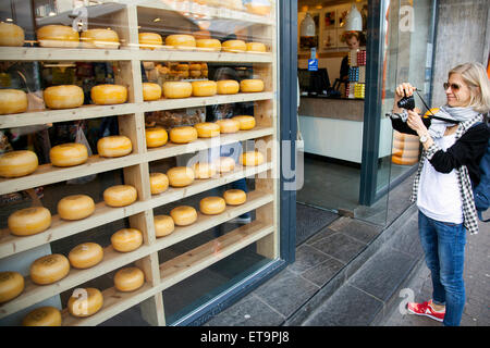 Tourist nimmt Bild der niederländischen Käsesorten auf dem Display in Amsterdam-shop Stockfoto