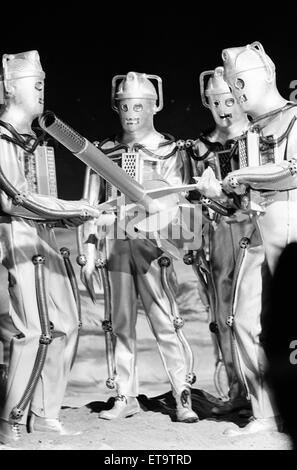 Doctor Who 1967 BBC TV-Programm. Die Geschichte-Features mit dem Titel der Rückkehr der Cybermen in Episoden The Moonbase, 11. Februar bis 4. März 1967 erstmals ausgestrahlt. Abgebildet, am Set, Dreharbeiten Szene, Fernsehstudios, Ealing, 19. Januar 1967. Stockfoto