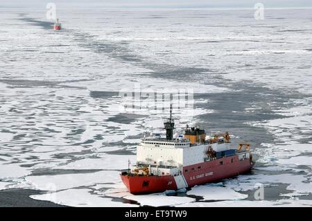 US Coast Guard Cutter Healy bricht Eis 31. August 2009 in der Arktis. Die Healy ist das neueste und technologisch am weitesten fortgeschrittene polare Eisbrecher im Besitz von der Küstenwache. Stockfoto