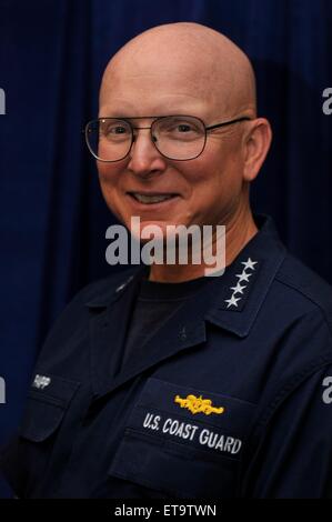 US Küstenwache Kommandant Admiral Robert Papp besucht die BP Deepwater Horizon Öl Spill Response Unified Area Command auf die Bemühungen um die BP Deepwater Horizon-Ölkatastrophe enthalten 28. Juni 2010 in Venice, Louisiana zu überprüfen. Stockfoto