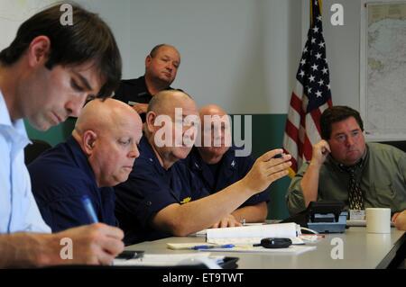 US Küstenwache Kommandant Admiral Thad Allen bei einem Treffen auf die laufenden Bemühungen weiterhin BP Deepwater Horizon Oil spill Katastrophe mit lokalen und regionalen Beamten 3. Mai 2010 in Venice, Louisiana. Stockfoto