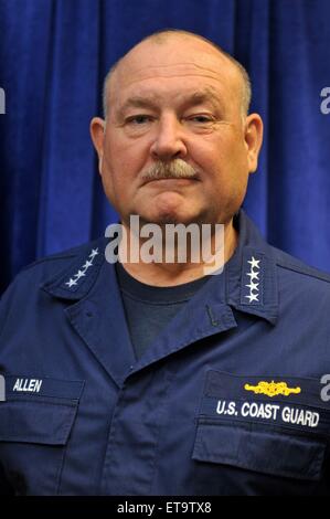 US Küstenwache Kommandant Admiral Thad Allen besucht die BP Deepwater Horizon Öl Spill Response Unified Area Command auf die Bemühungen um die BP Deepwater Horizon-Ölkatastrophe enthalten 28. Juni 2010 in Venice, Louisiana zu überprüfen. Stockfoto