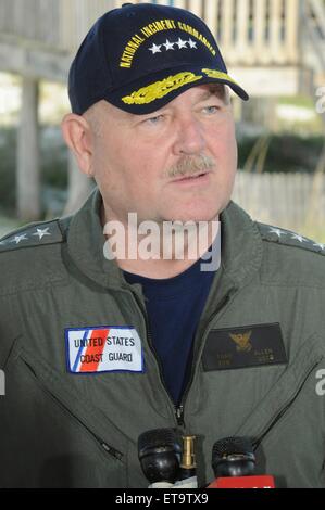 US Küstenwache Kommandant Admiral Thad Allen Antworten während eines Pressegesprächs auf der Dauphin Island Pier an der BP Deepwater Horizon Oil Spill Katastrophenabwehr 14. Mai 2010 in Dauphin Island, Louisiana. Stockfoto