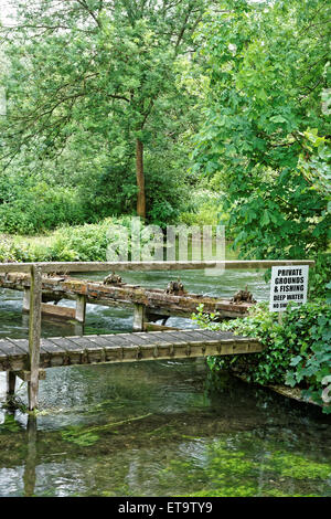 Fußgängerbrücke über den Fluss Test Stockfoto