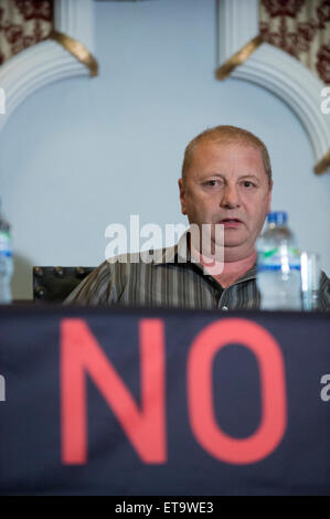 Barnsley, Yorkshire, Großbritannien. 12. Juni 2015. At im Barnsley Hauptquartier von NUM, Mitglieder des Orgreave Wahrheit und Gerechtigkeit Kampagne Release die Ergebnisse des IPCC in Orgreave Coking Plant im Jahr 1984 Bericht erstatten. Paul Winter, ein Bergmann, wurde während des Aufstands verhaftet. Bildnachweis: Mark Harvey/Alamy Live-Nachrichten Stockfoto