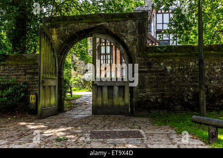 Der Eingang zu einem Tudor Gebäude indem man durch die große Holztore am Ende des Grundstücks Stockfoto