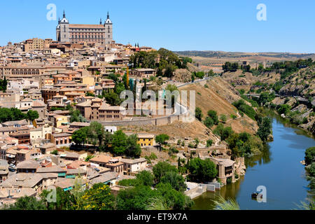 Mit Blick auf Toledo mit den Fluss Tejo und der Alcazar, Spanien Stockfoto