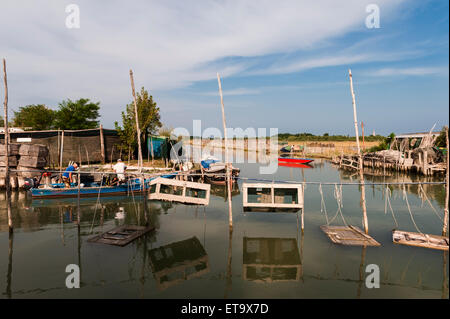 Venedig, Italien. Fischer Hütten, Boote und Krabben oder Aal fängt auf einer der vielen kleinen Inseln in der Lagune von Venedig Stockfoto