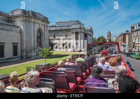 Touristen mit offenen oberen Stadt Sightseeingbus in der Nähe von Fitzwilliam Museum, Trumpington Street, Cambridge, England UK Stockfoto