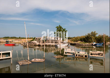 Venedig, Italien. Fischer Hütten, Boote und Krabben oder Aal fängt auf einer der vielen kleinen Inseln in der Lagune von Venedig Stockfoto