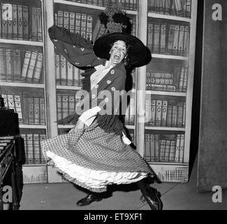 Anne Rogers als Eliza Doolittle in "My Fair Lady". Anne Rogers wurde in Liverpool geboren und ist eine englische Schauspielerin, Tänzerin und Sängerin. 4. August 1959. Stockfoto