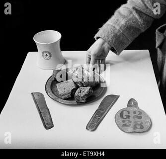 Militante Ausrüstung von Frauen Suffragetten während ihrer Kampagne für das Recht, um zu stimmen. Gesehen in einem Museum in South Kensington, London. Holloway Gefängnis Besteck, eine Tagesration Essen, einem Skilly Becher und eine Frauenrechtlerin Abzeichen. Das Essen hier gezeigten war eigentlich se Stockfoto