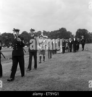 Lee-Enfield Gewehr Nr. 4, Donnerstag, 7. Juli 1966 durch eine 26 starke Partei der Royal Navy Offiziere und Soldaten, mit vollen militärischen Ehren in Bisley, Surrey, England, begraben. Im Bild, wird die Beerdigung Party auf dem Grab bei Bisley geleitet. Stockfoto