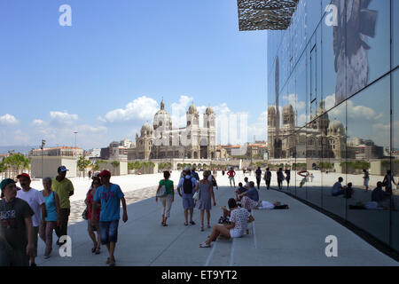 Marseille, Frankreich, Blick vom MuCEM zur Kathedrale von Marseille Stockfoto