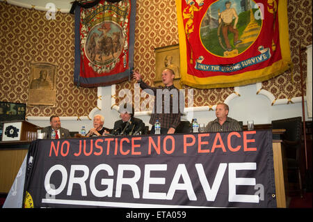 Barnsley, Yorkshire, Großbritannien. 12. Juni 2015. At im Barnsley Hauptquartier von NUM, Mitglieder des Orgreave Wahrheit und Gerechtigkeit Kampagne Release die Ergebnisse des IPCC in Orgreave Coking Plant im Jahr 1984 Bericht erstatten. L-R Chris Kitchen (Präsident NUM), Granville Williams (Wahrheit und Gerechtigkeit Campiagn) Chris Skidmore (Yorkshire Area President, NUM), Joe Rollin (Unite der Union) Paul Winter (Bergmann in Orgreave verhaftet) Credit: Mark Harvey/Alamy Live News Stockfoto