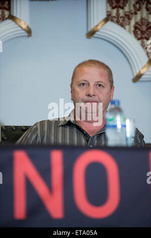 Barnsley, Yorkshire, Großbritannien. 12. Juni 2015. At im Barnsley Hauptquartier von NUM, Mitglieder des Orgreave Wahrheit und Gerechtigkeit Kampagne Release die Ergebnisse des IPCC in Orgreave Coking Plant im Jahr 1984 Bericht erstatten. Paul Winter, ein Bergmann, wurde während des Aufstands verhaftet. Bildnachweis: Mark Harvey/Alamy Live-Nachrichten Stockfoto