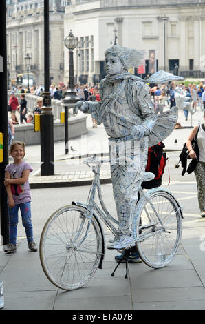 London, UK, 12. Juni 2015. Menschliche Statue Radfahrer auf dem Trafalgar Square. Bildnachweis: JOHNNY ARMSTEAD/Alamy Live-Nachrichten Stockfoto