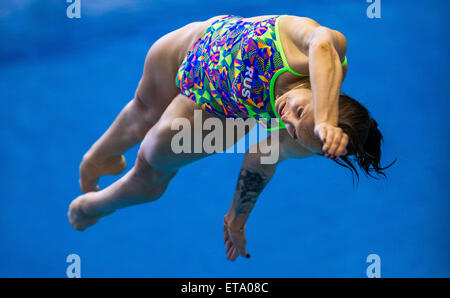 Rostock, Deutschland. 12. Juni 2015. Russische Taucher Nadeschda Baschina in der Frauen-1 m-Brett Finale in der Tauchen-Europameisterschaften im der Neptunschwimmhalle in Rostock, Deutschland, 12. Juni 2015. Baschina kommt an zweiter Stelle. Foto: JENS Büttner/DPA/Alamy Live-Nachrichten Stockfoto