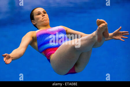 Rostock, Deutschland. 12. Juni 2015. Deutsche Taucher Nora Subschinski in der Frauen-1 m-Brett Finale in der Tauchen-Europameisterschaften im der Neptunschwimmhalle in Rostock, Deutschland, 12. Juni 2015. 27-Year-Old aus Berlin belegte den 9. Platz. Foto: JENS Büttner/DPA/Alamy Live-Nachrichten Stockfoto