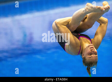 Rostock, Deutschland. 12. Juni 2015. Ukrainische Taucher Olena Fedorova in der Frauen-1 m-Brett Finale in der Tauchen-Europameisterschaften im der Neptunschwimmhalle in Rostock, Deutschland, 12. Juni 2015. Fedorova kommt Dritten. Foto: JENS Büttner/DPA/Alamy Live-Nachrichten Stockfoto