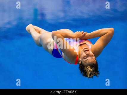 Rostock, Deutschland. 12. Juni 2015. Deutsche Taucher Nora Subschinski in der Frauen-1 m-Brett Finale in der Tauchen-Europameisterschaften im der Neptunschwimmhalle in Rostock, Deutschland, 12. Juni 2015. 27-Year-Old aus Berlin belegte den 9. Platz. Foto: JENS Büttner/DPA/Alamy Live-Nachrichten Stockfoto