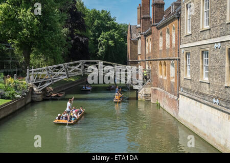 Stechkahn fahren am Fluss Cam, in der Nähe von Mathematical Bridge, Cambridge, UK. Die Brücke verbindet 2 Teile des Queens College. Stockfoto