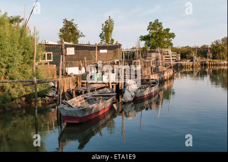 Venedig, Italien. Fischer Hütten, Boote und Krabben oder Aal fängt auf einer der vielen kleinen Inseln in der Lagune von Venedig Stockfoto