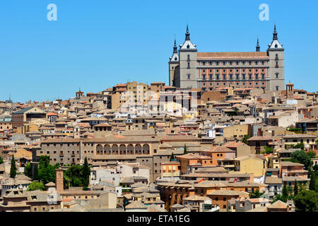 Mit Blick auf Toledo mit dem Alcazar oben auf dem Hügel, Spanien Stockfoto