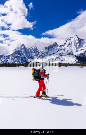 Backcountry Skifahrer unter den Teton, Grand-Teton-Nationalpark, Wyoming, USA Stockfoto