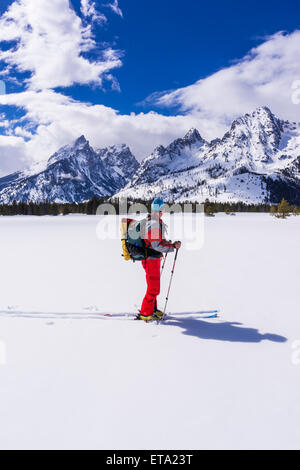 Backcountry Skifahrer unter den Teton, Grand-Teton-Nationalpark, Wyoming, USA Stockfoto