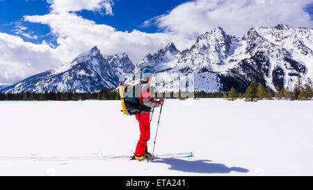 Backcountry Skifahrer unter den Teton, Grand-Teton-Nationalpark, Wyoming, USA Stockfoto