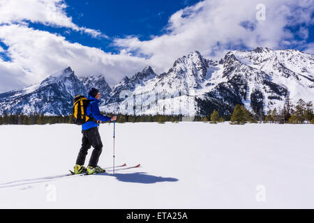 Backcountry Skifahrer unter den Teton, Grand-Teton-Nationalpark, Wyoming, USA Stockfoto