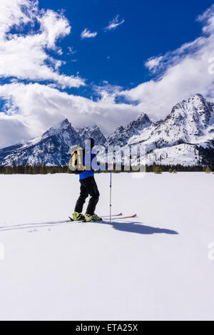 Backcountry Skifahrer unter den Teton, Grand-Teton-Nationalpark, Wyoming, USA Stockfoto