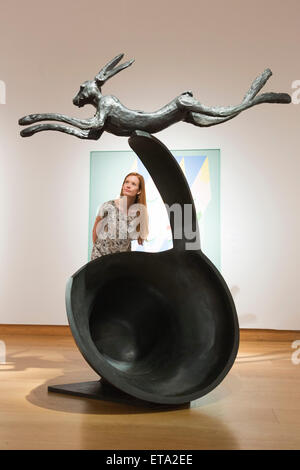 Ein Christie Mitarbeiter befasst sich mit der Skulptur "Springenden Hasen auf geschweiften Bell" von Barry Flanagan. Vorschau auf die Highlights der Christie moderne britische und irische Art Evening Sale am 25. Juni 2015 in London. Stockfoto