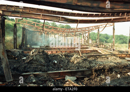 Ein Feuer brannte völlig Eston Skidorf Gebäude. 22. August 1996. Stockfoto