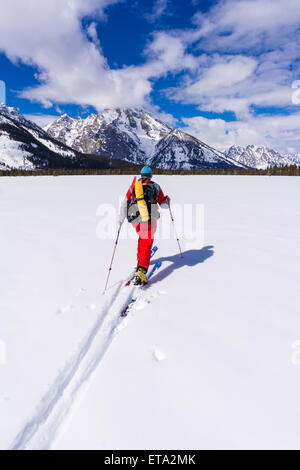 Backcountry Skifahrer unter Mount Moran, Grand-Teton-Nationalpark, Wyoming, USA Stockfoto