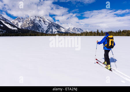 Backcountry Skifahrer unter Mount Moran, Grand-Teton-Nationalpark, Wyoming, USA Stockfoto