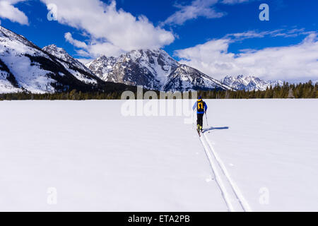 Backcountry Skifahrer unter Mount Moran, Grand-Teton-Nationalpark, Wyoming, USA Stockfoto