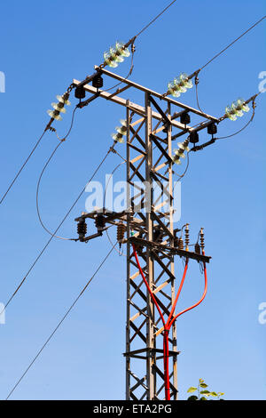 Elektrische Hochspannungsleitungen am pylon Stockfoto
