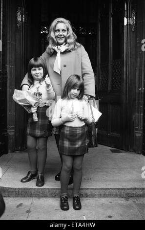 Frau Margo MacDonald von der Scottish National Party angekommen MP für Glasgow Govan heute in London ihren Sitz im House Of Commons nehmen. Mit ihr waren ihre beiden Kinder, Zoe (6) und Petra (8). 22. November 1973. Stockfoto