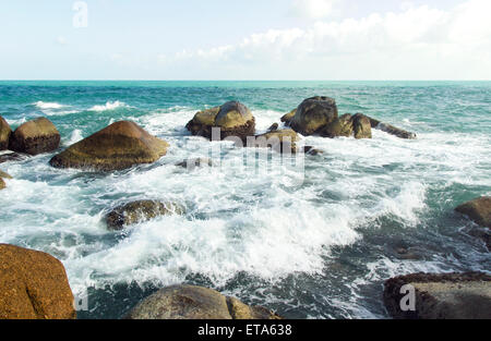 Meereswellen, Spritzwasser und weißer Schaum. Sommer-Natur szenischen Stockfoto