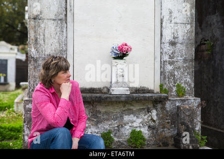 Frau im historischen Friedhof von New Orleans.  Kopieren Sie Speicherplatz auf Krypta, wenn nötig. Trauer und Erinnerung. Stockfoto