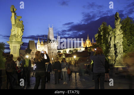 Prag, Tschechische Republik, Menschen auf der Karlsbrücke am Abend Stockfoto