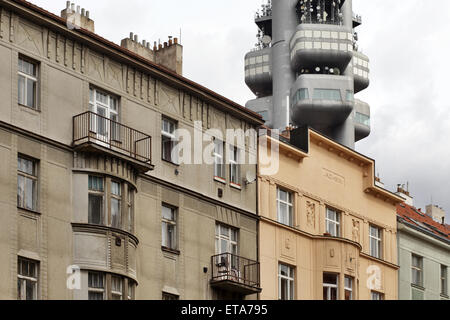 Prag, Tschechische Republik, der Prager Fernsehturm über die alten Gebäude im Stadtteil Zizkov Stockfoto