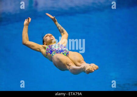 Rostock, Deutschland. 12. Juni 2015. Russische Taucher Nadeschda Baschina in der Frauen-1 m-Brett Finale in der Tauchen-Europameisterschaften im der Neptunschwimmhalle in Rostock, Deutschland, 12. Juni 2015. Baschina kommt an zweiter Stelle. Foto: JENS Büttner/DPA/Alamy Live-Nachrichten Stockfoto