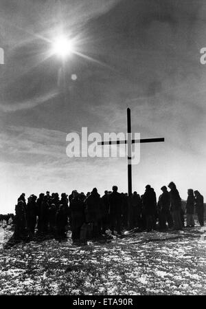 Karfreitag Service bei Tunstall Hill, mit Holzkreuz von Gemeinde St Cecilia römisch-katholische Kirche, Sunderland, Tyne and Wear durchgeführt. 28. März 1975. Stockfoto