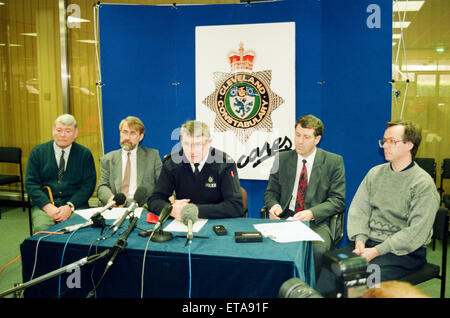 Gesamtschule Halle Garth Middlesbrough Montag, 28. März 1994. Ein maskierter Mann mit einer Schrotflinte und Messer brach in einem Klassenzimmer bestellt den Lehrer, die Jungs an der Wand aufgereiht und stürzte sich dann auf drei Mädchen mit einem Messer. Nikki Conroy 12 wurde getötet und zwei ihrer Klassenkameraden Emma Winter und Michelle Reeve beide 13 lag reichlich Blutungen aus Stichwunden. Im Dezember 1995 Killer Stephen Wilkinson wurde wegen Totschlags mit verminderten und in einem sicheren Krankenhaus auf unbestimmte Zeit gesperrt. Im Bild. News-Pressekonferenz im Polizeipräsidium Stockfoto