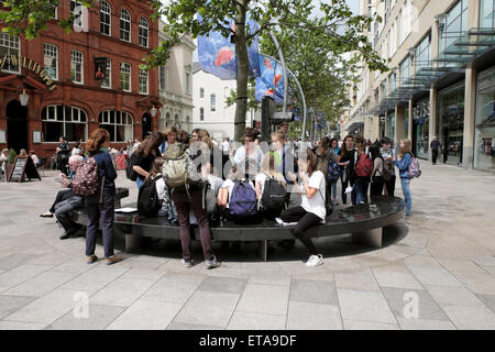 Student-Reisegruppe von Mädchen im Teenageralter entspannen im Stadtzentrum von Cardiff an einem sonnigen Sommertag im Juni, Wales UK KATHY DEWITT Stockfoto