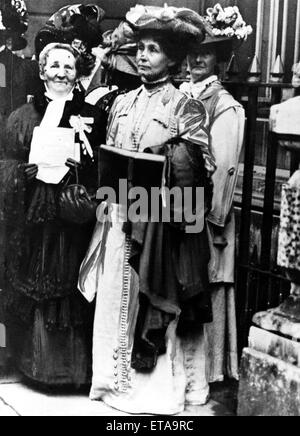 Suffragetten, auf der linken Seite ist Frau Solomon, Zentrum Emmeline Pankhurst, um 1910. Stockfoto