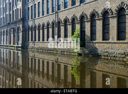 Salz Mühle, Refl; enen in Leeds und Liverpool Canal, Saltaire, West Yorkshire, England UK Stockfoto